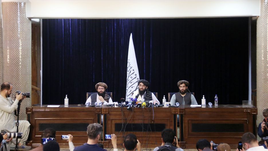 Talibski urzędnik Zabihullah Mujahid poinformował w niedzielę podczas konferencji prasowej o dekrecie zakazującym uprawę maku (Photo by Sayed Khodan