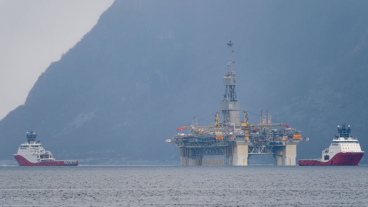 Arild Lillebø
equinor, njord alpha, njord a, siem pearl, siem opal, siem offshore, petroleum industry, semi submersible, hareid, ahts, anchor handling job, towing wire, professional, routine, tension, anchorage, oil and gas, anchor handling, offshore vessel, offshore supply vessel, mooring system, drilling platform, ocean tug, semi submersible rig, anchor handler, anchor handling tug ship, tugboat, safety, operation, transport, oil exploration, offshore marine services, rig move, towing vessel, ship, towing operation, petroleum, crane, derrick, driller, industry, platform, gas, oil, oil and gas industry, technology, drill, industrial, drilling rig