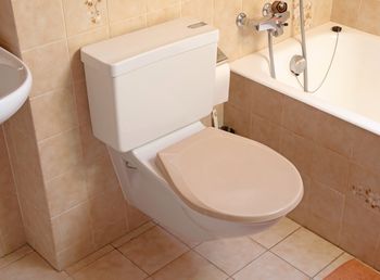 Lepiej nie wnoś do toalety. Gastrolog bije na alarm