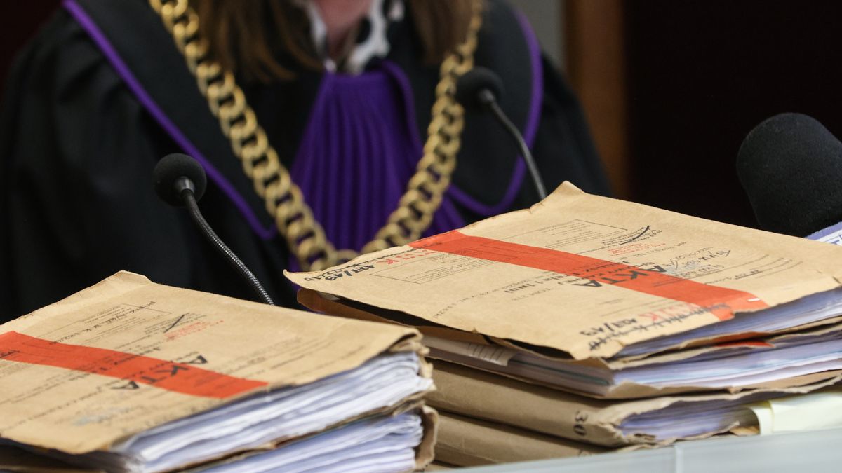 akta
Kasia Zaremba
akta sprawy, apelacja, gang, Janusz T., krakowiak, Krakowiaka, mafia, odwo�anie, proces, rozprawa, S�d, sprawa, uniewinniony, zab�jstwo