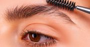 Stylizacja brwi – najpopularniejsze zabiegi i niezbędne kosmetyki