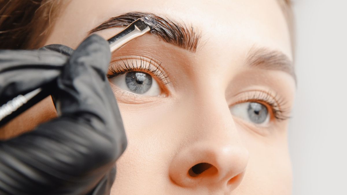 Henna pudrowa brwi to niezwykle popularna metoda stylizacji brwi.