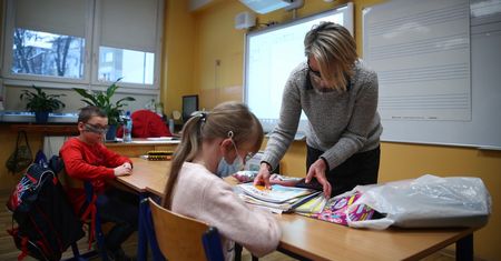 Powrót do szkół klas I-III. Jak tę decyzję oceniają Polacy? [BADANIE]