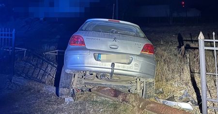 Pijany kierowca bez uprawnień wjechał w ogrodzenie kaplicy