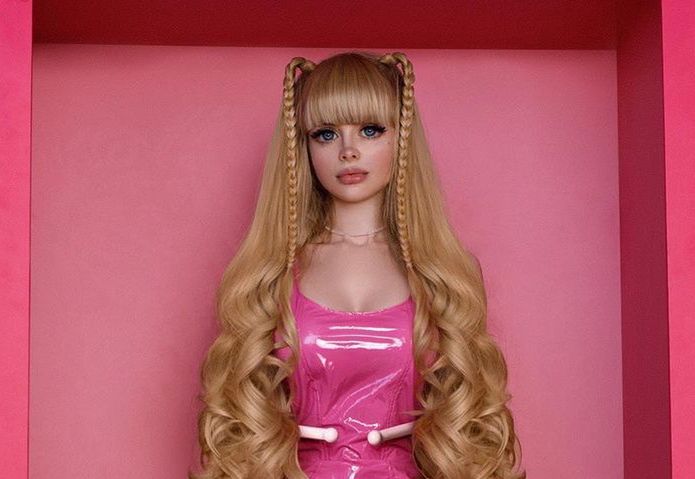 Jest "żywą Barbie". Uroda uniemożliwia jej wychodzenie z domu