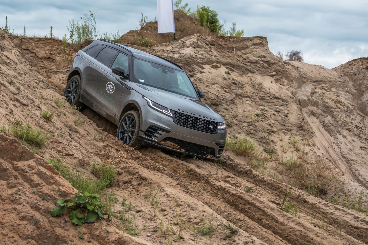 Range Rover Velar nie jest samochodem, którym ktoś będzie tak jeździł, ale chodzi o to, że Land Rover nie wyklucza takiej możliwości