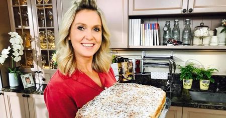 Ewa Wachowicz robi szarlotkę tylko z dużej blachy. Ma niezawodny patent