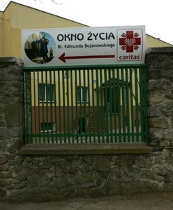 Kilkumiesięczna dziewczynka w częstochowskim "oknie życia"