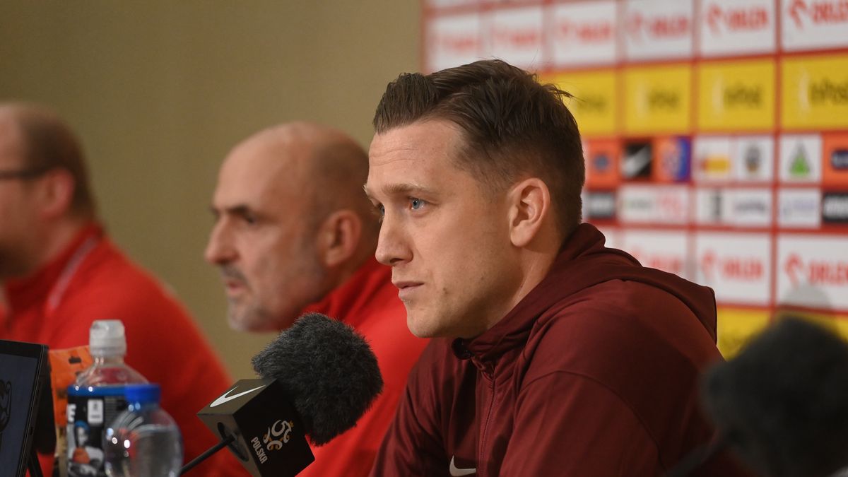 Helsinki, Finlandia. 09.06.2025. Nowy kapitan reprezentacji Polski Piotr Zieliński (P) podczas konferencji prasowej w Helsinkach, 9 bm. Piłkarze reprezentacji Polski przygotowują się do jutrzejszego meczu eliminacjnego mistrzostw świata z Finlandią. (js) PAP/Piotr Nowak