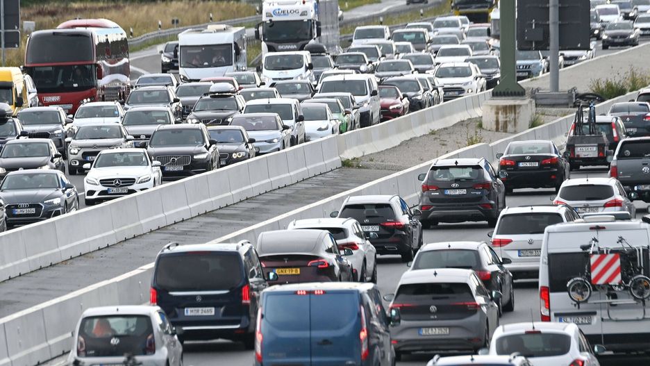 Archiwum zdj?? stockowych 2025
Stau auf der Autobahn A99 am 01.08.2025 nach Beginn der Sommerferien in Bayern und Baden-Wuerttemberg. Dichter und stockender Verkehr,Stau auf Hoehe Aschheim. Pendler,Wochenendurlauber,Urlauber und LKW Verkehr. *** Traffic jam on the highway A99 on 01 08 2025 after the beginning of the summer vacation in Bavaria and Baden Wuerttemberg Dense and stagnant traffic, traffic jam at the height of Aschheim Commuters, weekend vacationers, holidaymakers and truck traffic
IMAGO/Frank Hoermann/SVEN SIMON