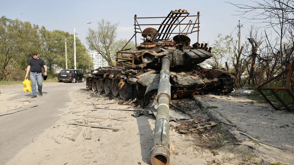 Wojna w Ukrainie - zniszczenia w CzernichowieCHERNIHIV, UKRAINE - MAY 12: A Ukrainian man walks past a destroyed Russian tank in a damaged field as Russian attacks continue in Chernihiv Oblast, Ukraine on May 12, 2022. Dogukan Keskinkilic / Anadolu Agency/ABACAPRESS.COMAA/ABACA