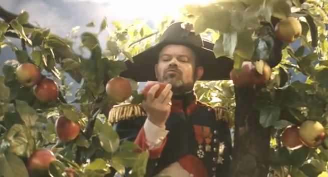 Jacek Braciak jako Napoleon reklamuje Carrefour „w służbie świeżości” (wideo)