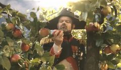 Jacek Braciak jako Napoleon reklamuje Carrefour „w służbie świeżości” (wideo)