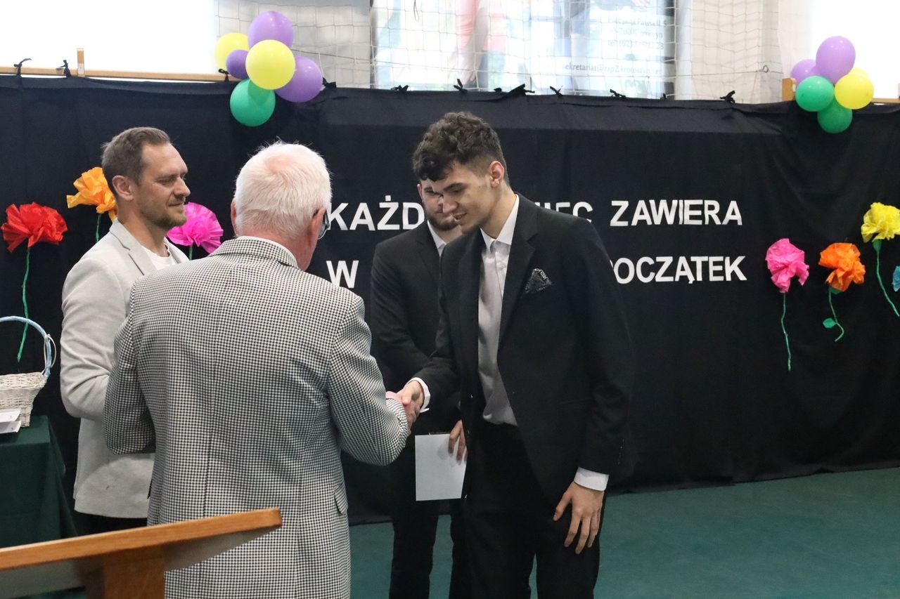 Stopień alarmowy BRAVO zamyka drzwi szkół. Zakończenie roku bez osób postronnych