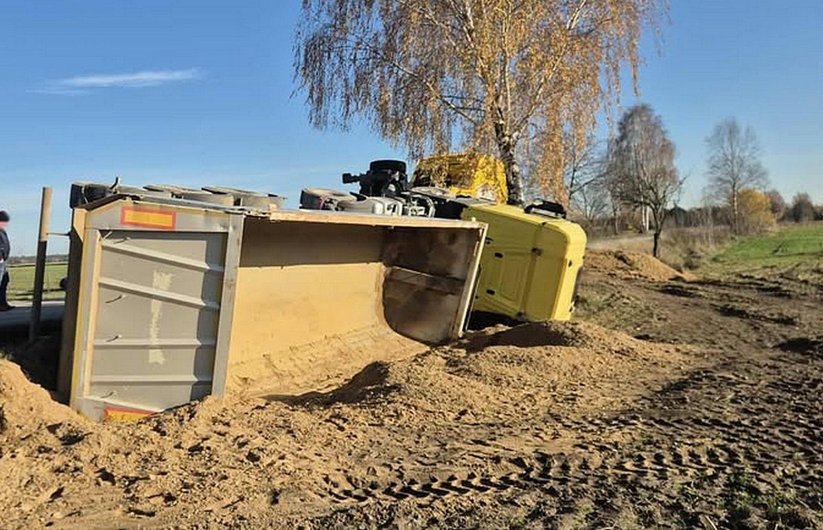 Olszewnica: W trakcie wymijania "złapał" pobocze. Ciężarówka wypadła z drogi