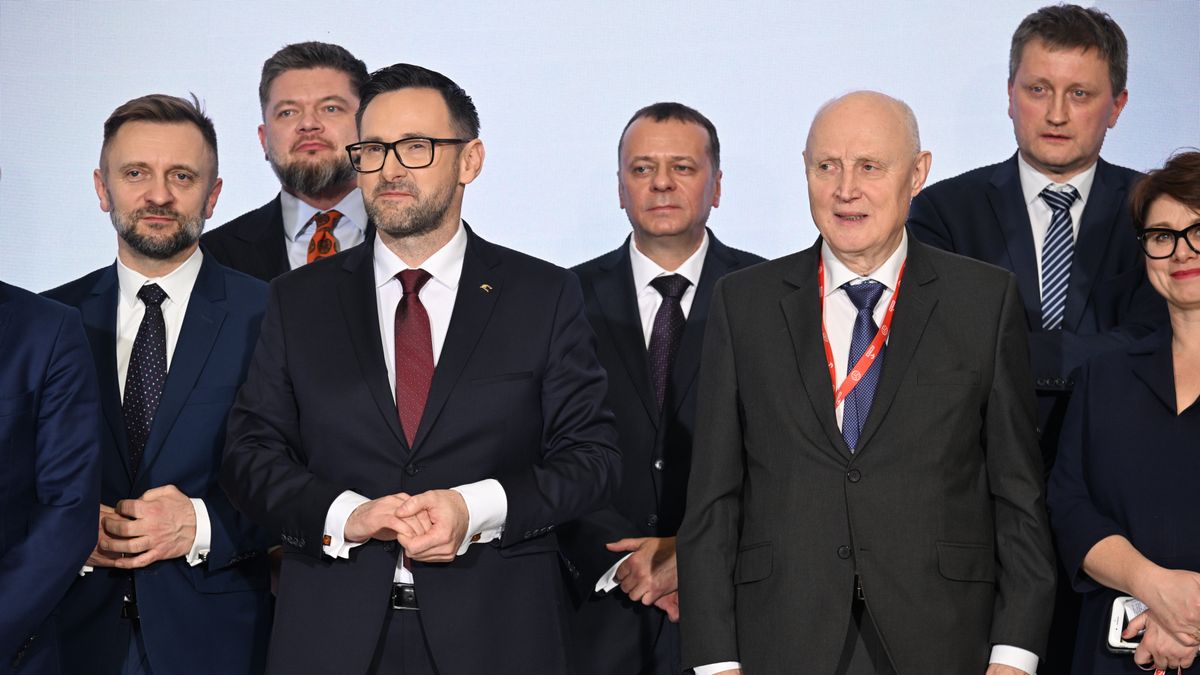 Warszawa, 01.02.2024. Prezes zarządu Orlen Daniel Obajtek (3L) oraz były przewodniczący rady nadzorczej PKN Orlen Wojciech Jasiński (3P) podczas konferencji prasowej dot. realizacji Strategii ORLEN2030 w siedzibie spółki Orlen w Warszawie, 1 bm. (jm) PAP/Radek Pietruszka