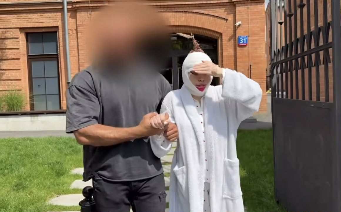 Julia von Stein pokazała, jak wlecze się do domu po operacji