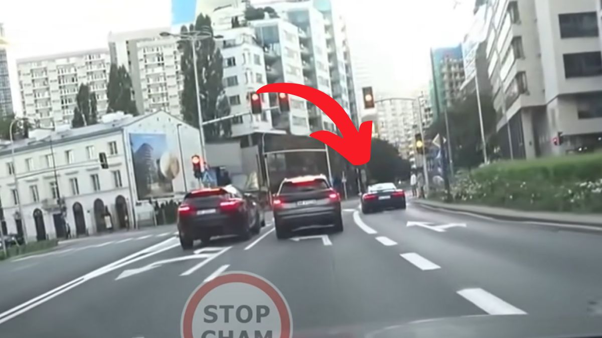 Kierowca audi przejechał na żółtym świetle 