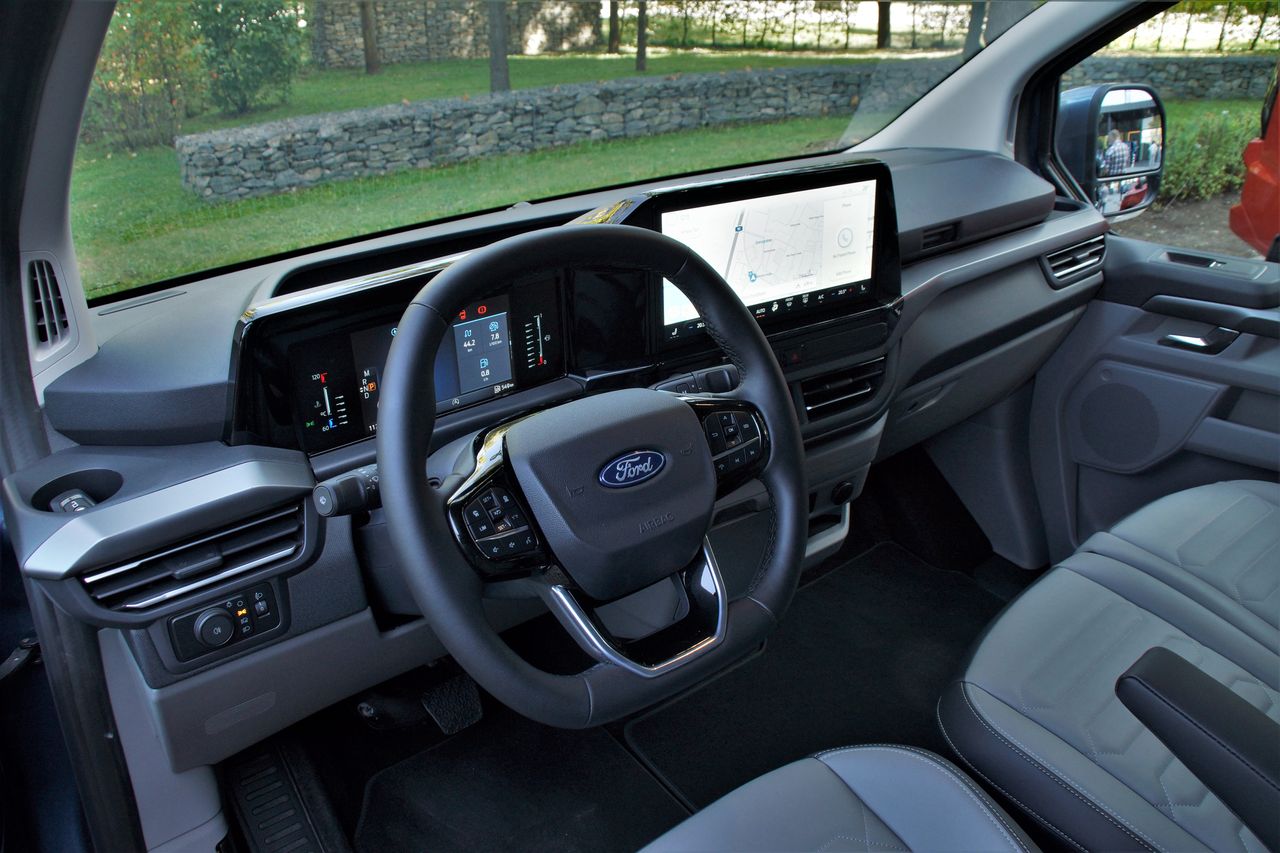Ford Tourneo Custom 2023 