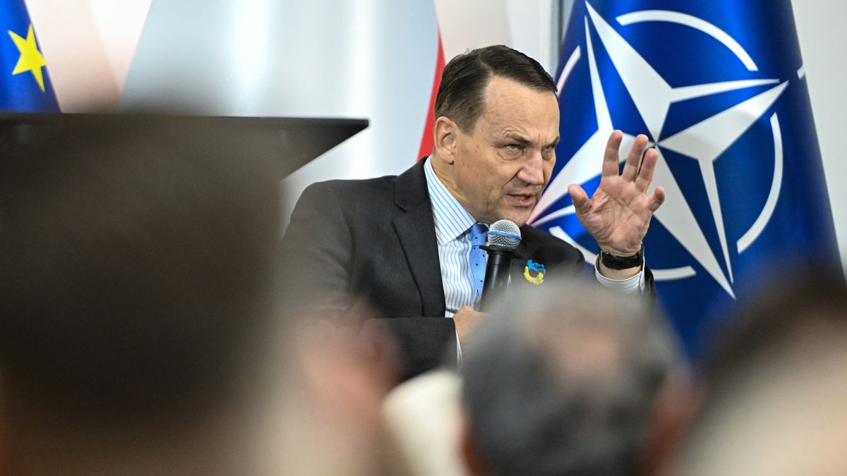 Lublin, 23.02.2026. Wicepremier, minister spraw zagranicznych Radosław Sikorski na debacie Regionalnego Ośrodka Debaty Międzynarodowej w województwie lubelskim, 23 bm. w siedzibie Wyższej Szkoły Przedsiębiorczości i Administracji w Lublinie. Debata dotyczy wyzwań i kierunków polskiej polityki zagranicznej. (ad) PAP/Wojtek Jargiło