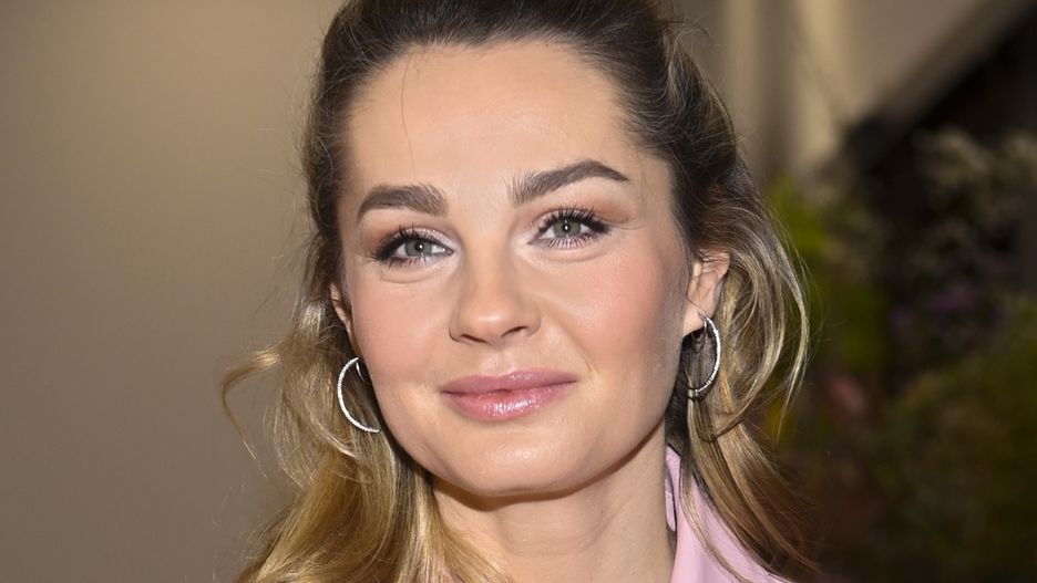 Małgorzata Socha w kobiecej kreacji w stylu retro