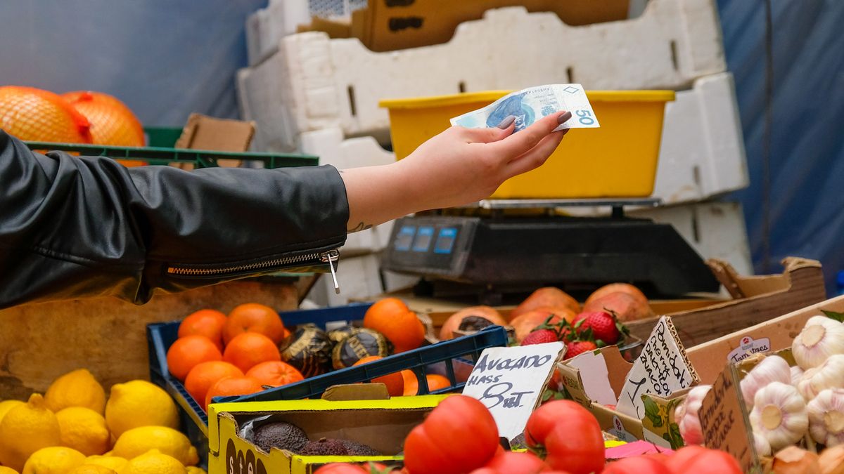 Polish Economy Ahead of Interest Rate Decision
Bloomberg
polish, shops, european, shop, e.u., eu, emea, business news, poland economy, consumer staples, euro members, consumer goods, industries