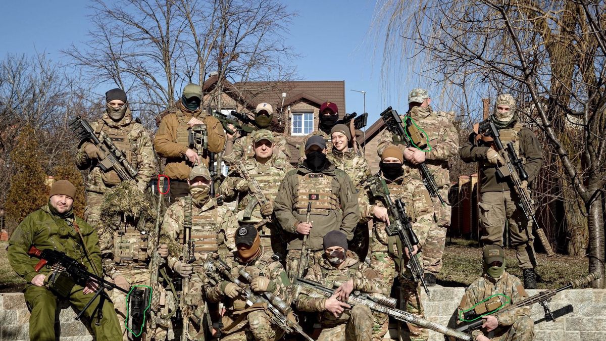 Ukraińscy snajperzy wraz ze sprzętem.