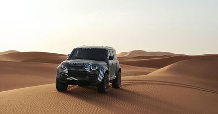 Nie żartowali. Wystawią Defendera w Rajdzie Dakar i będzie walczył z Toyotą Land Cruiser