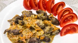 Bogate w żelazo, cynk i koenzym Q10. Dlaczego warto sięgać po serca drobiowe?