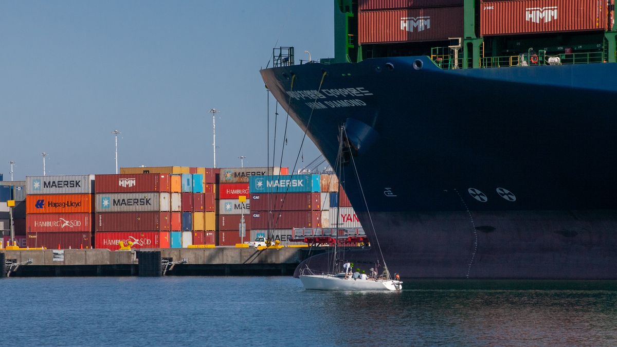 port of oakland, cargo ship, global trade, shipping containers, maritime, transportation, dock, harbor, sailboat, hapag-lloyd, maersk, hamburg süd, california, west coast, commerce, import export, freight, logistics, shipping industry