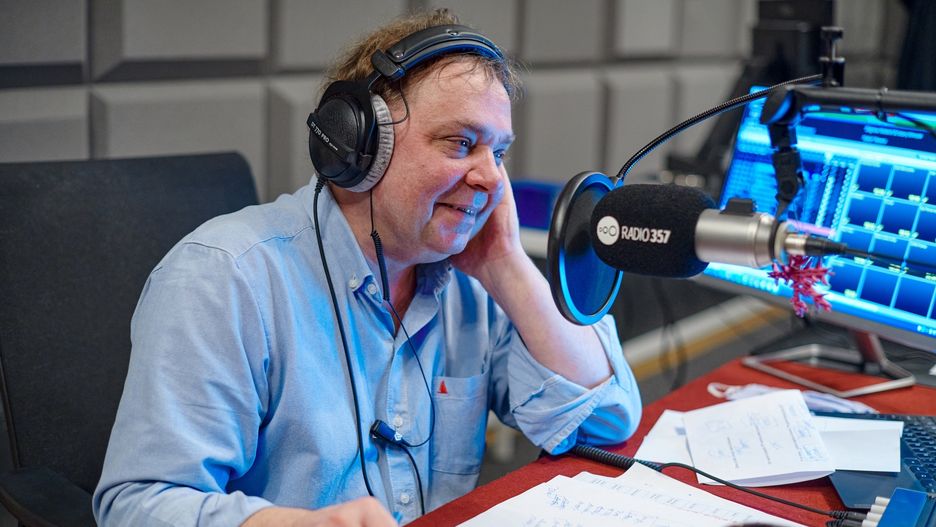 Kuba Strzyczkowski w studiu Radia 357 