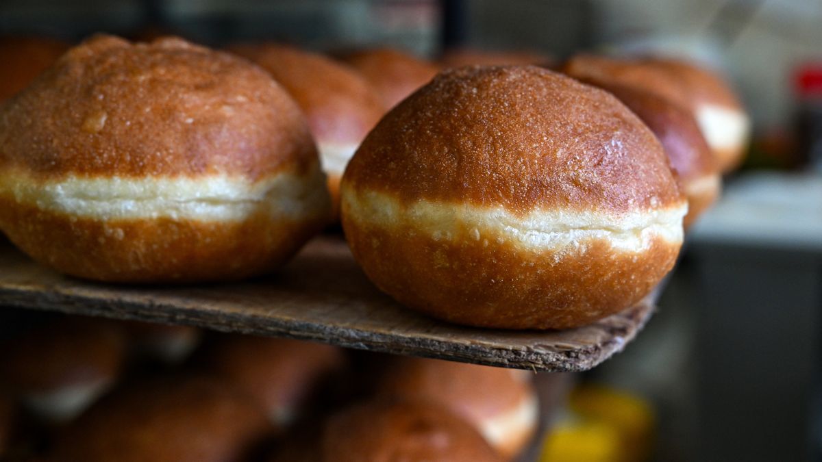 Rzeszów, 11.02.2026. Produkcja pączków na Tłusty Czwartek w cukierni Rak&Orłowski w Rzeszowie, 11 bm. Tłusty Czwartek rozpoczyna ostatni tydzień karnawału. (dd/amb) PAP/Darek Delmanowicz