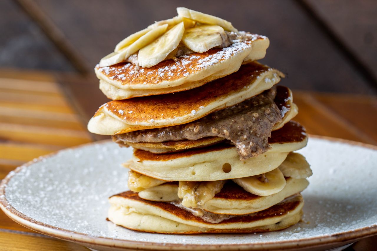 Biorę serek wiejski i 2 jajka. Chwilę później mam górę białkowych placuszków