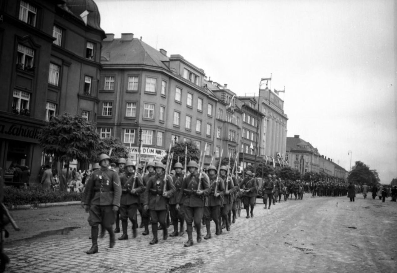 Polscy żołnierze podczas defilady w Śląsku Cieszyńskim