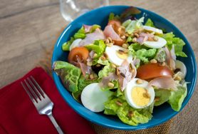 Sałatka z jajkiem - charakterystyka, dlaczego warto po nią sięgać, przepisy