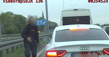 Szeryf z busa chciał "zaprowadzić porządek" na drodze. Wszystko się nagrało