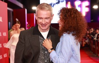 Pozował z młodszą ukochaną do zdjęć. Dzielą ich 24 lata