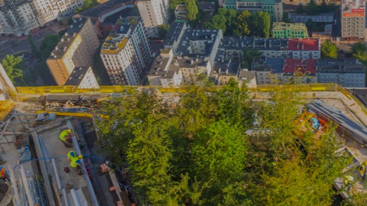 Warszawa. Najwyższe zielone punkty w stolicy powstają na tarasach Varso Tower. Sześciometrowe drzewa wjechały na linach, wciągane przez żurawie budowlane (HB Reavis)