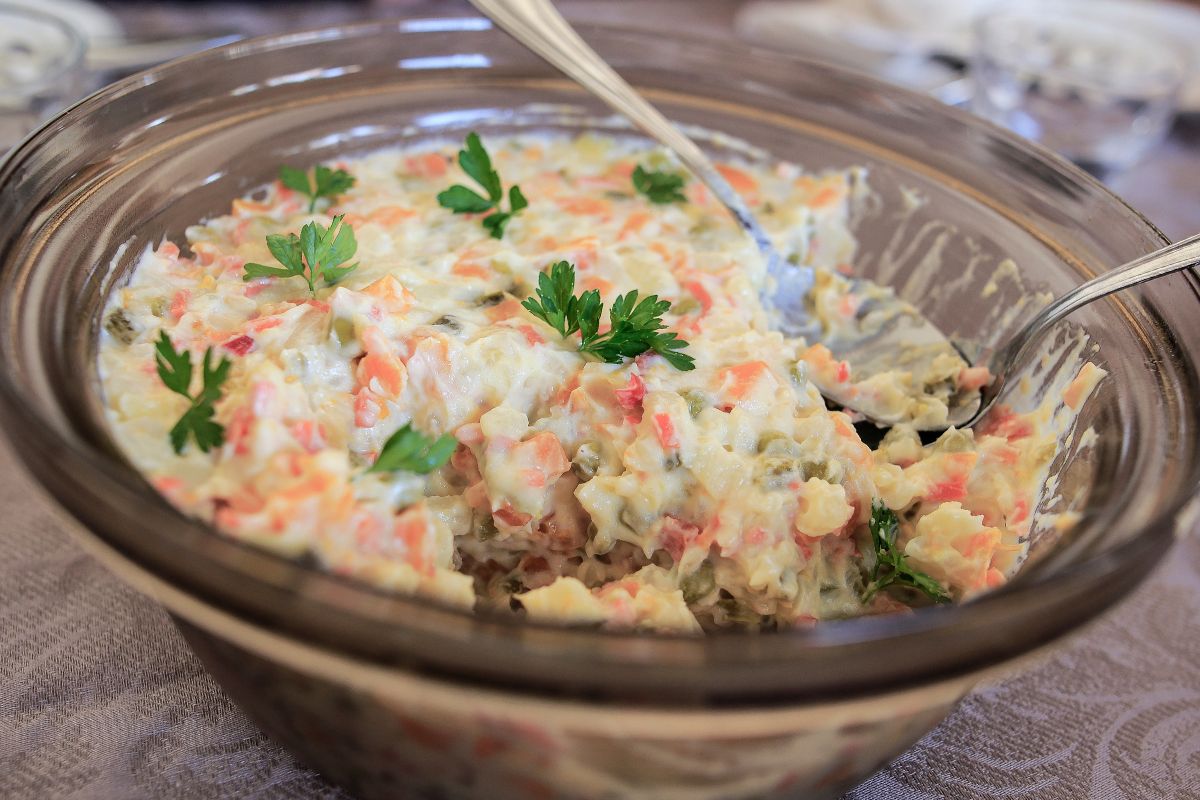 Czy można mrozić sałatkę jarzynową? Nie każdy zdaje sobie z tego sprawę