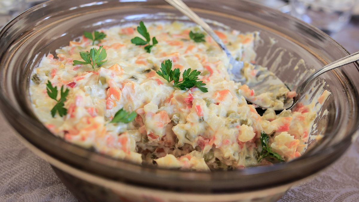 Wiele osób jest zgodnych, że trudno przejeść sałatkę wielkanocną