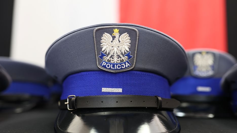 czapka, policja, polska, mundur, czapka z daszkiem, galowy mundur, uroczysty, policjant, policjantka, niebieski, policja polska, defilada, pokaz, musztra, funkcjonariusz, glina, policjanci, życie, otok, szarża, znak, napis, symbol, na czapce