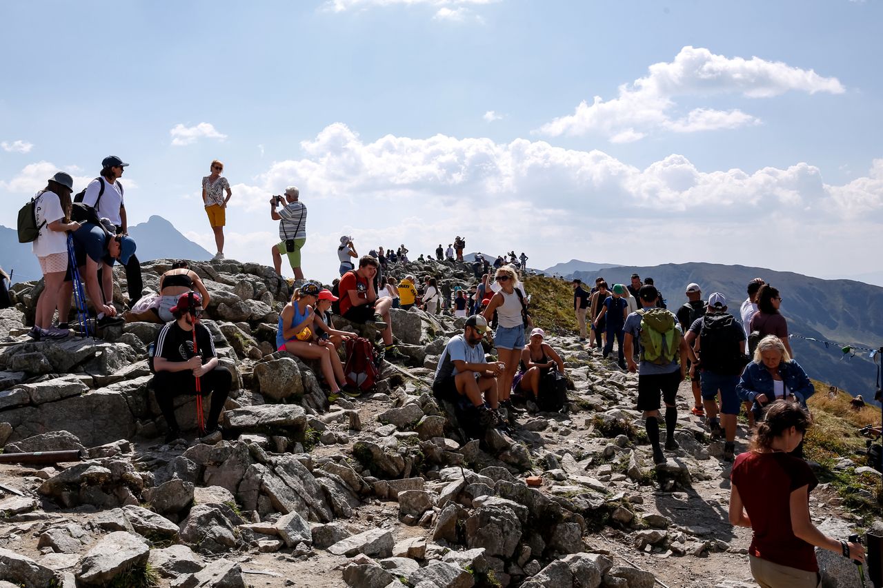 Tatry pod naporem turystów. Kolejki na szlakach