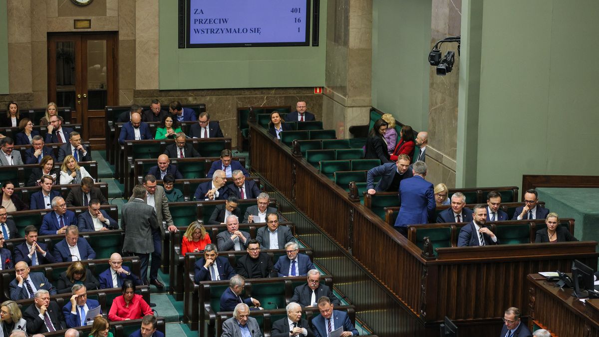 Warszawa, 27.11.2024. Wynik głosowania na sali obrad Sejmu w Warszawie, 27 bm. Sejm uchwalił nowelizację ustawy o odpadach. Za uchwaleniem nowelizacji ustaw zagłosowało 401 posłów, przeciw było 16, od głosu wstrzymał się 1. Teraz ustawą zajmie się Senat. (ad) PAP/Rafał Guz