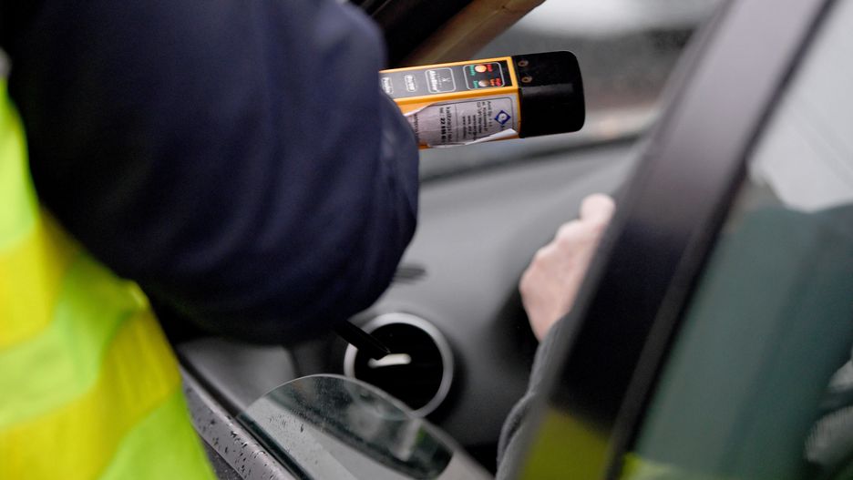 policyjna kontrolaDu�kowiczki, 01.01.2022. Patrol policji podczas kontroli na drodze krajowej numer 77 w Du�kowiczkach, 1 bm. 1 stycznia br. zacz�y obowi�zywa� zaostrzone przepisy ruchu drogowego podnosz�ce m.in. stawki mandat�w karnych. (dd/jm) PAP/Darek DelmanowiczDarek Delmanowiczalkomat, drog�wka, kontrola, mandat, mandaty, nowe, nowe stawki mandat�w, nowelizacja Prawa o ruchu drogowym, nowy taryfikator, policja, policjanci, policjant, przepisy, ruch drogowy, ruchu drogowego, surowe, wykroczenia, wykroczenie, zaostrzone, ilustracja