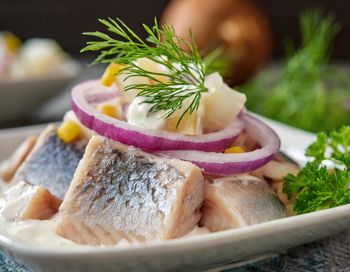 "Śledzie proboszcza" na święta. Gotowe po nocy w lodówce