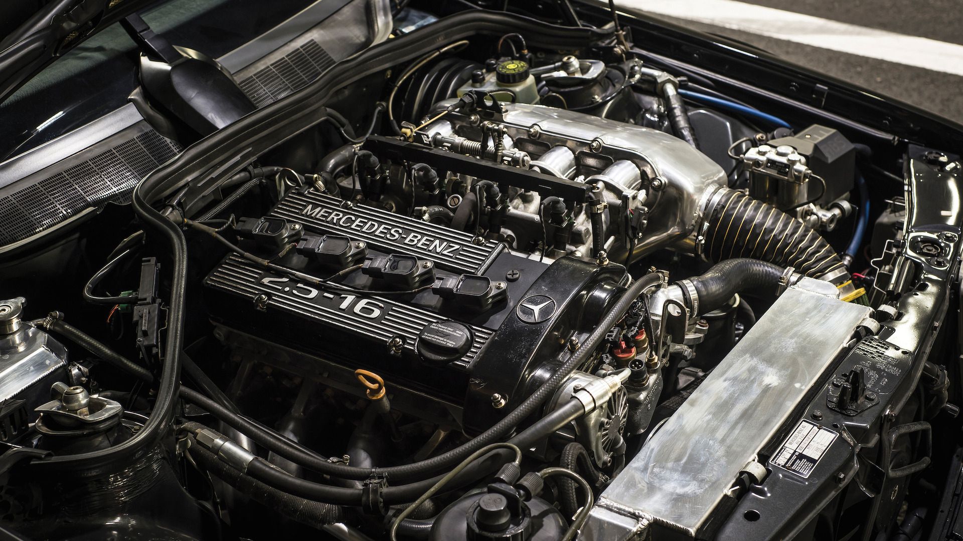 Motor ma pojemność dokładnie 2463 cm3 i rozwija 235 KM przy 7200 obr./min. Maksymalny moment obrotowy to 245 Nm przy 5000 obr./min. Pozwalało to rozwinąć prędkość 250 km/h i pierwszą setkę w 7,1 sekundy. Jednostkę łączono z pięciostopniową skrzynią biegów, gdzie jedynka była w miejscu, w którym zazwyczaj mamy dwójkę. Pozwalało to na błyskawiczne przejścia pomiędzy biegami 2 i 3 w linii prostej. Warto zaznaczyć, że BMW M3 E30 ma dokładnie ten sam układ.