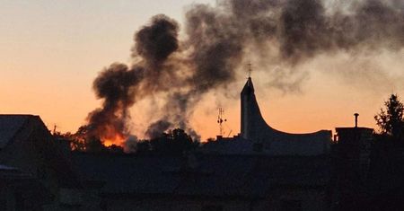 Kłęby dymu pod Warszawą. Pożar wybuchł w nocy, 20 zastępów w akcji