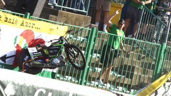 Latający motocykl na stadionie Falubazu Zielona Góra. Kibice przeżyli chwile grozy  ZDJĘCIA