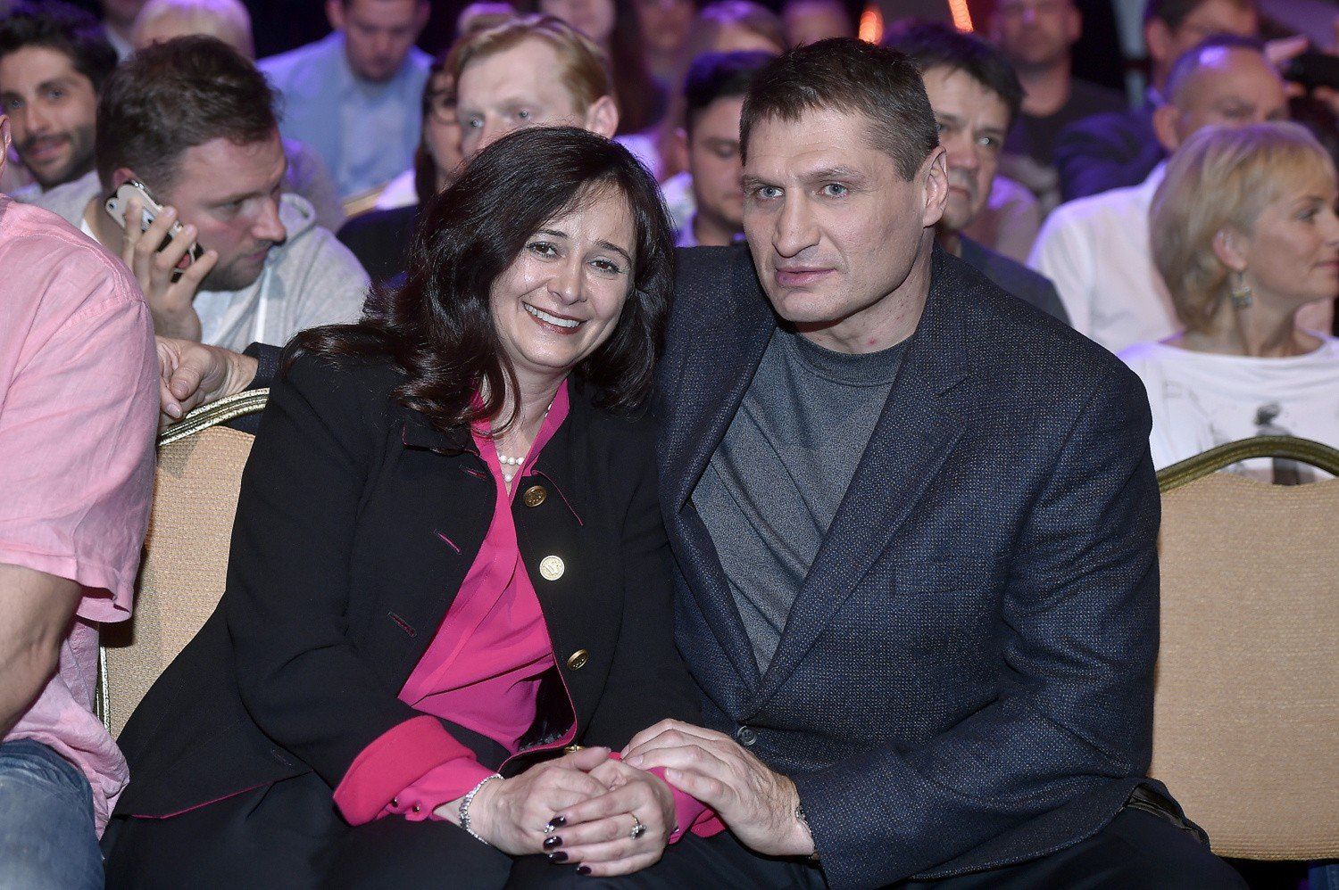 Poza światłem ringu, Andrzej Gołota odnajduje prawdziwe szczęście u boku swojej żony, Marioli, z którą poznał się w trakcie gali bokserskiej. Para doczekała się również dwójki wspaniałych dzieci, Alexandry i Andrzeja Juniora.Na zdjęciu Mariola Gołota i Andrzej Gołota na &#34;Dancing with the Stars. Taniec z gwiazdami 2&#34;. Rok 2014.Oto mieszkanie w Chicago: dom rodzinny Andrzeja Gołoty. Zajrzyjcie do galerii i zobaczcie zdjęcia &gt;&gt;&gt;&gt;