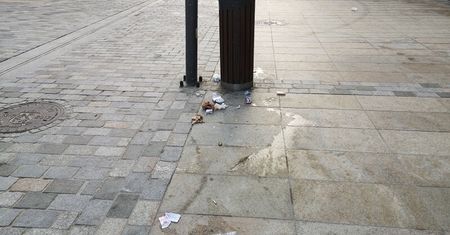 Śmieci „wylewające” się z koszy na deptaku – taki widok o poranku to ostatnio codzienność